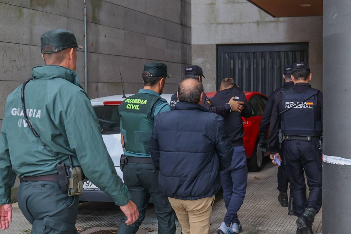 Traslado de detenidos en una operación contra el narcotráfico desarrollada en Arousa