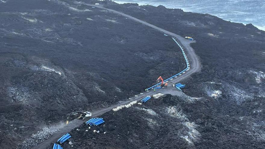 La tubería sobre la fajana del volcán de La Palma entra en funcionamiento a la espera de los permisos