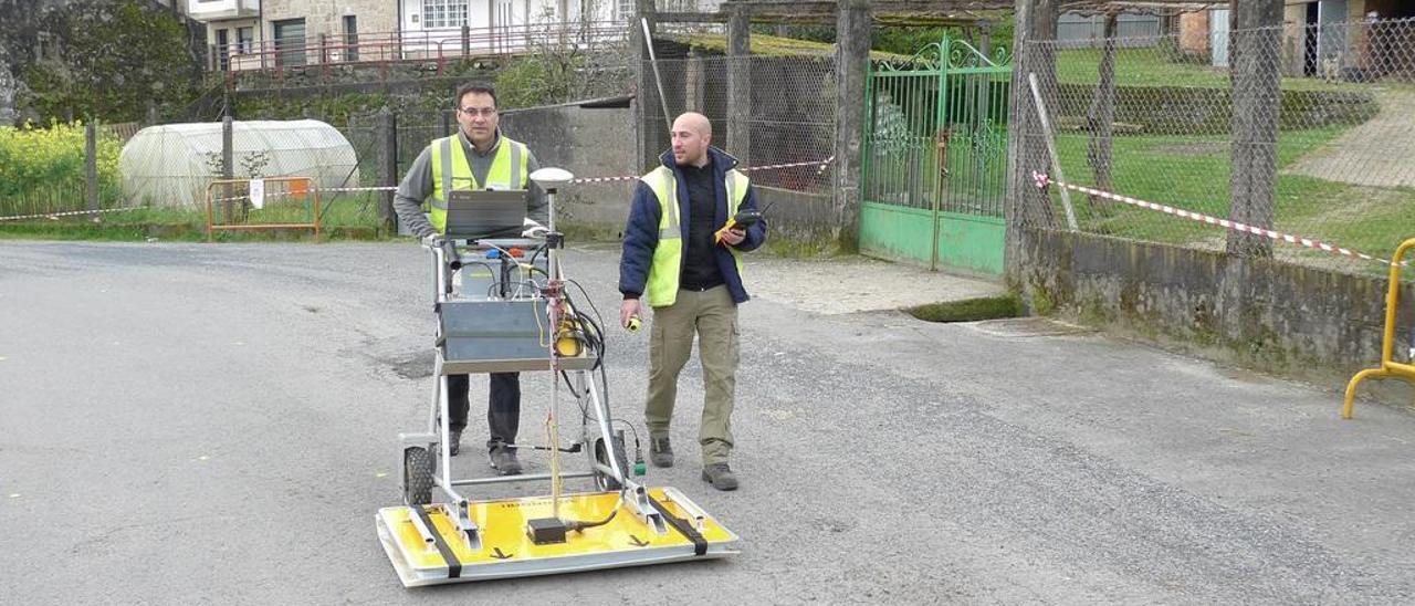 Un momento de las labores de prospección con el georradar.