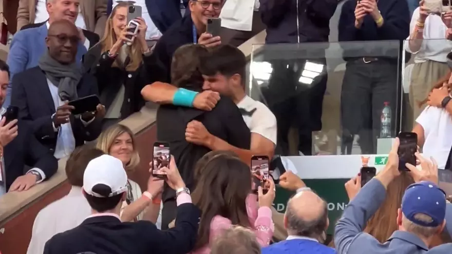 Alcaraz se abraza con Ferrero tras ganas Roland Garros
