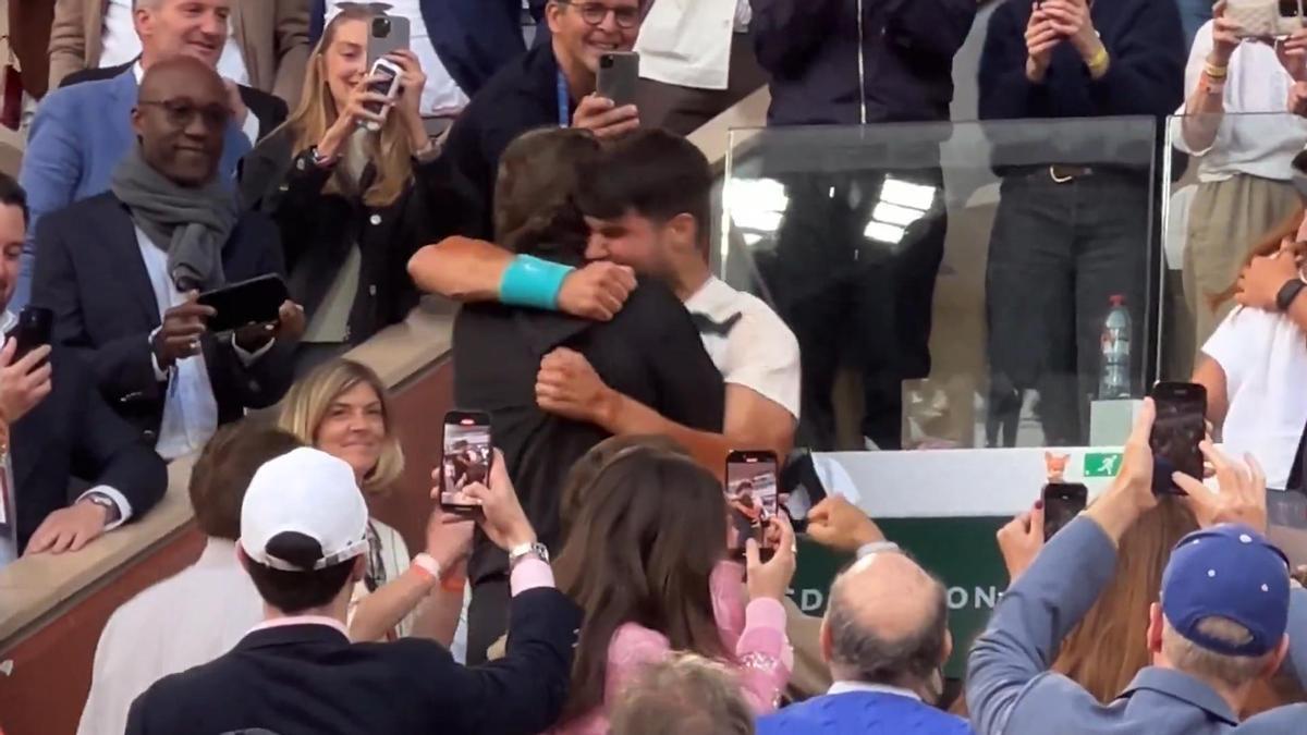 Alcaraz se abraza con Ferrero tras ganas Roland Garros