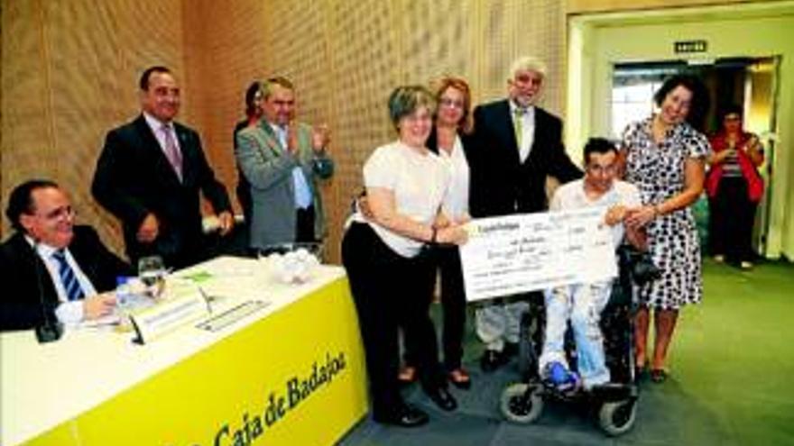 Caja Badajoz reparte 18.000 euros a colectivos de discapacitados