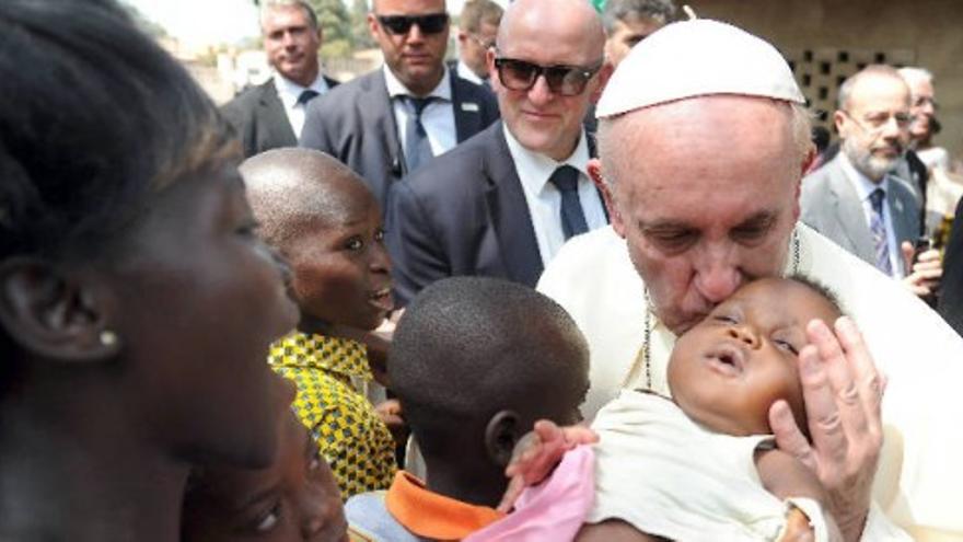 El papa visita a niños enfermos en la etapa más peligrosa de su viaje por África