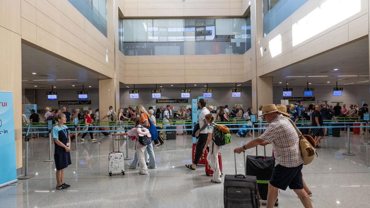 Colas de facturación en el aeropuerto de Eivissa este verano.  | VICENT MARÍ
