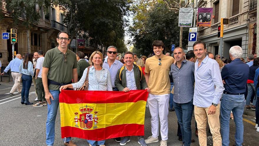 Representantes del PP de Baleares se suman a la manifestación contra la amnistía en Barcelona.