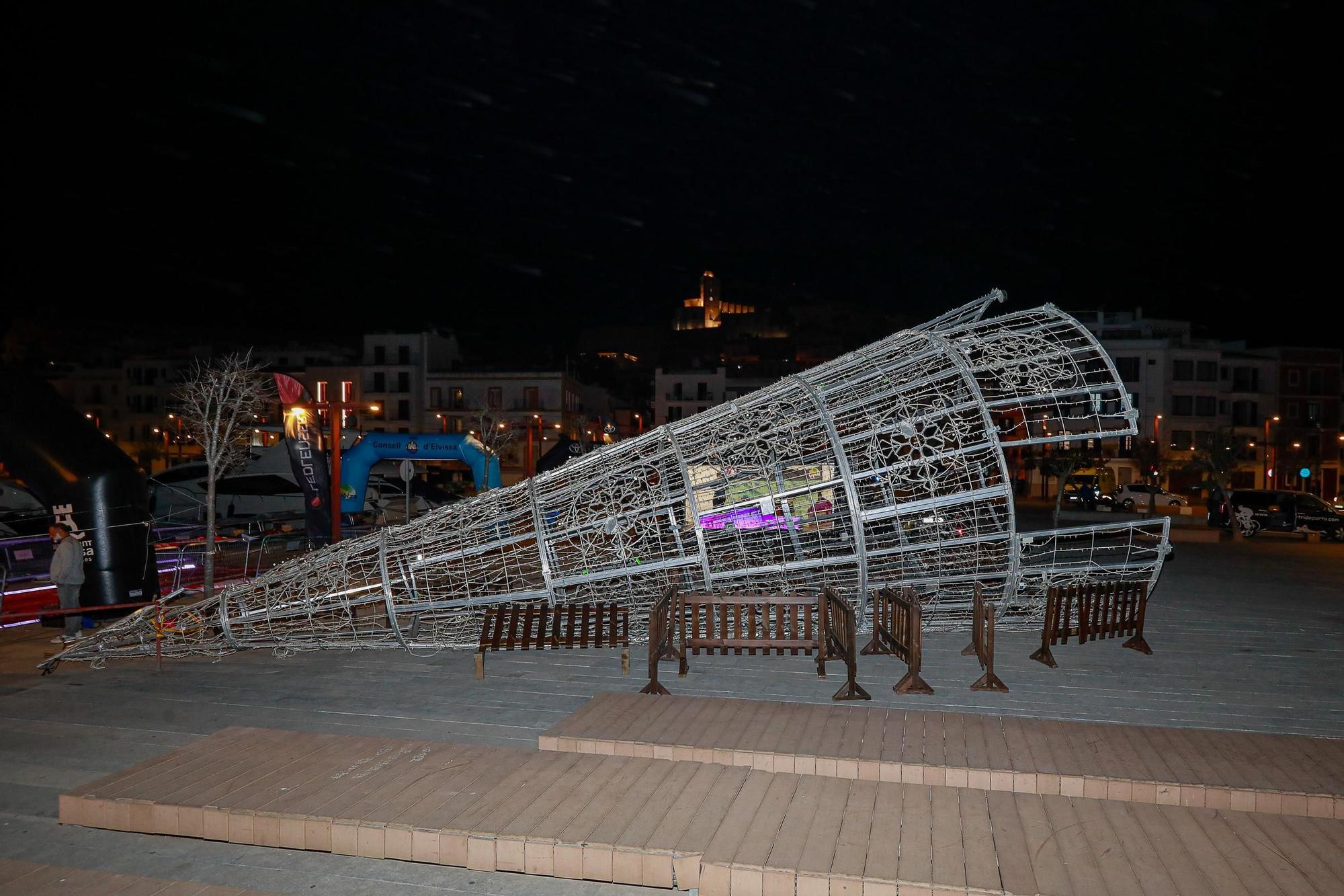 El viento derriba un árbol de navidad en el puerto de Ibiza y provoca una herida leve