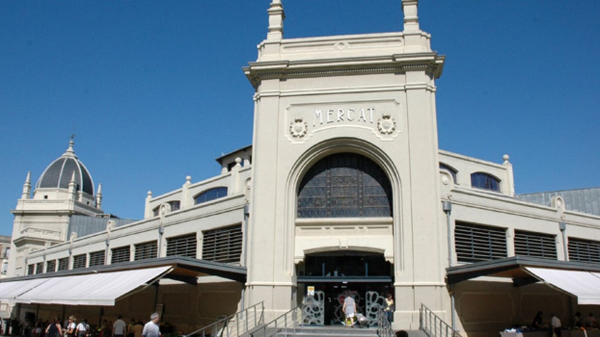 El Ayuntamiento de Sabadell interviene la fachada del Mercado Central para evitar desprendimientos.