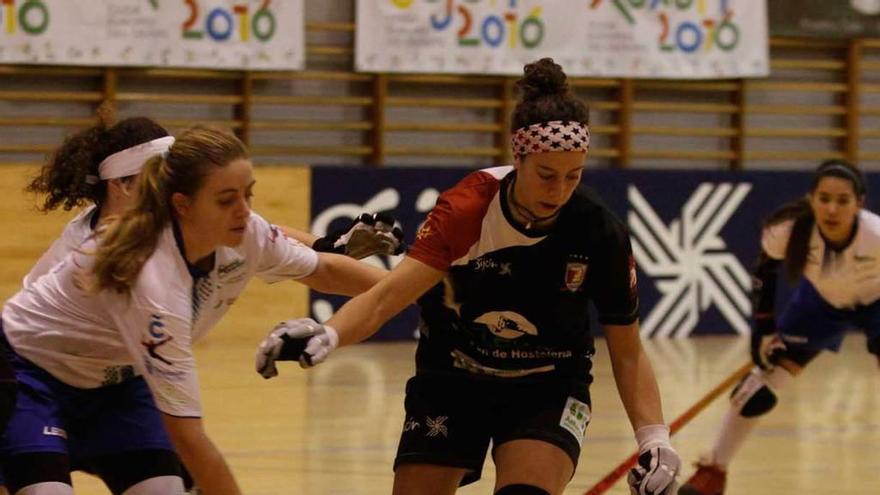 María Díez protege la bola ante una jugadora del Liceo.