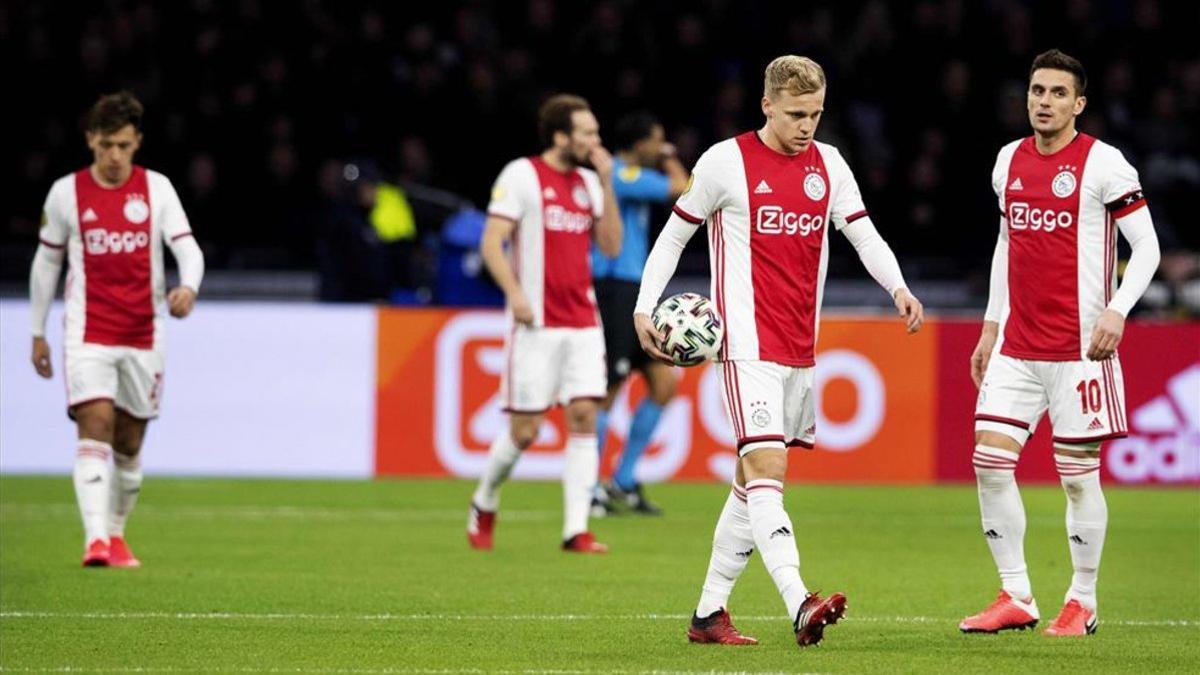 Jugadores del Ajax ante el AZ Alkmaar