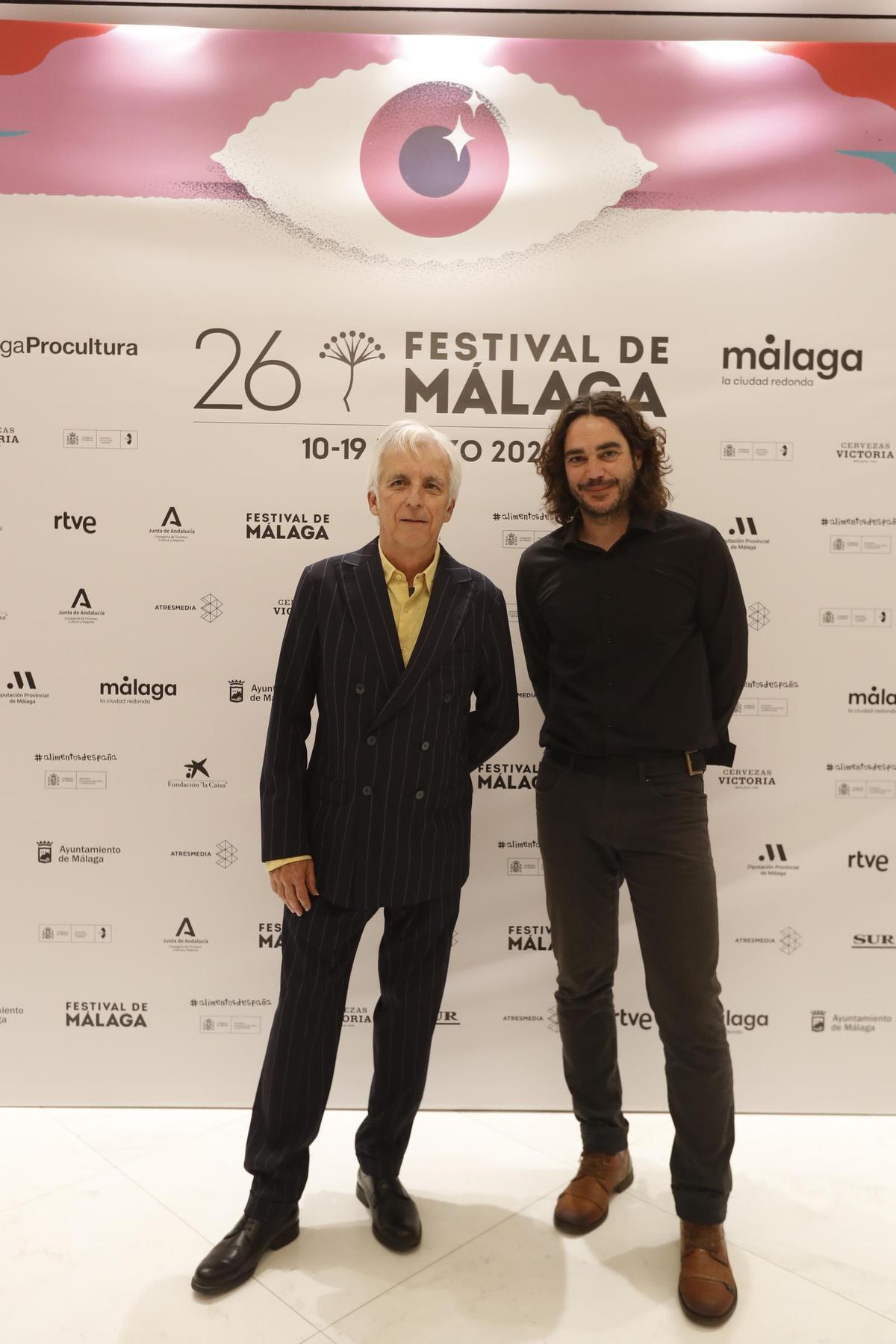 El músico y cantante Kiko Veneno (i), protagonista del documental "Un día Lobo López", posa con el director de la cinta Alejandro Salgado, hoy miércoles en su presentación en el teatro del Soho