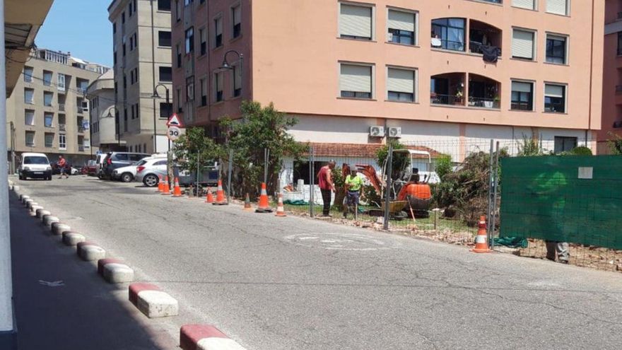 Operarios trabajando en la demolición del muro, ayer. | FdV