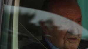 El Rey Juan Carlos, en el interior de su vehículo tras regresar a España para participar en las regatas de Sanxenxo.