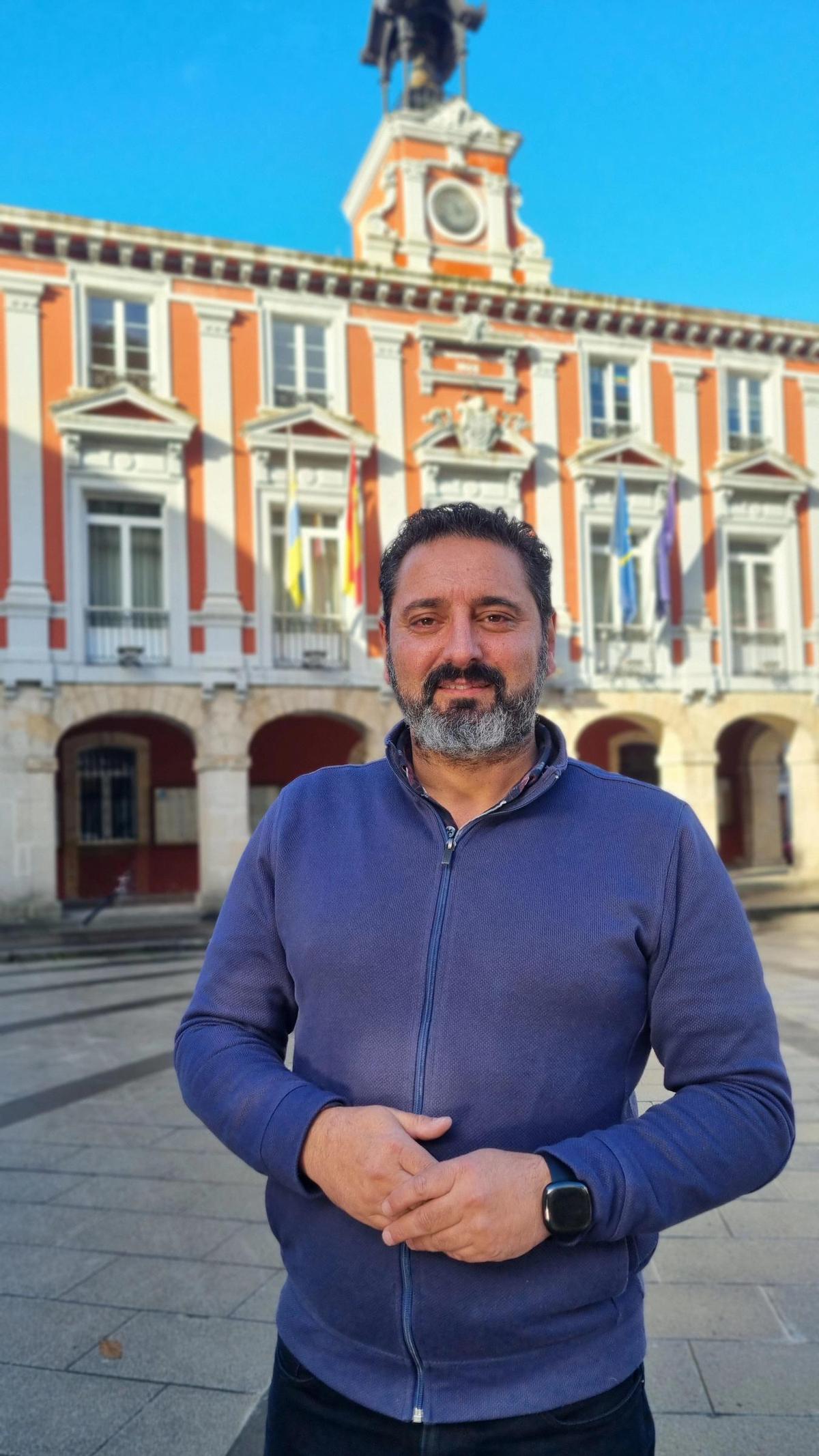 Fernando Hernández, frente al Ayuntamiento.