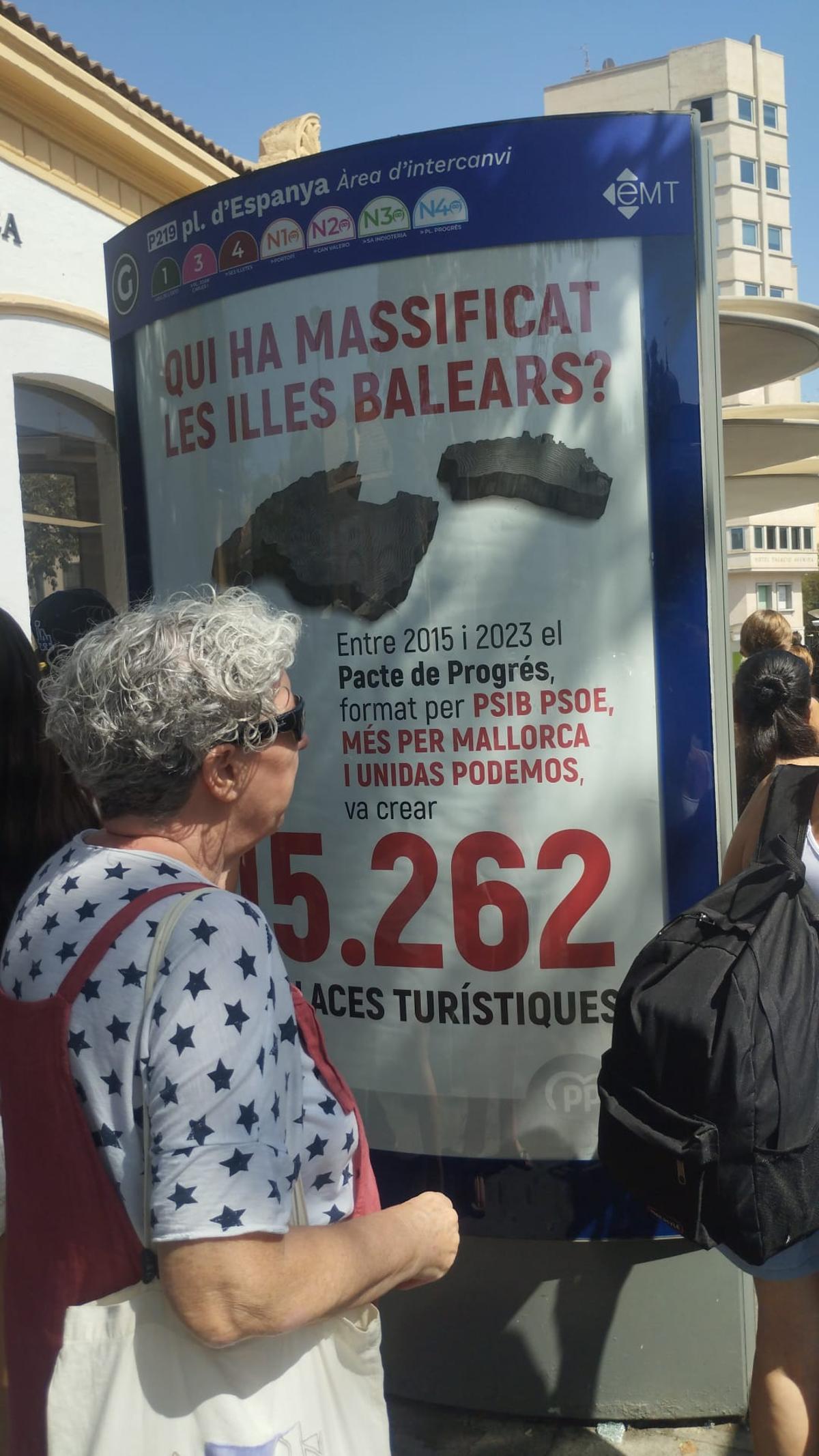Una marquesina de autobús en la plaça de Espanya con el anuncio del PP.