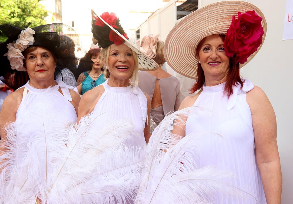 La Pasarela de Moda de la Semana del Mayor ha tenido como protagonistas a 132 modelos de entre 55 y 80 años, que han desfilado en la plaza de La Constitución.