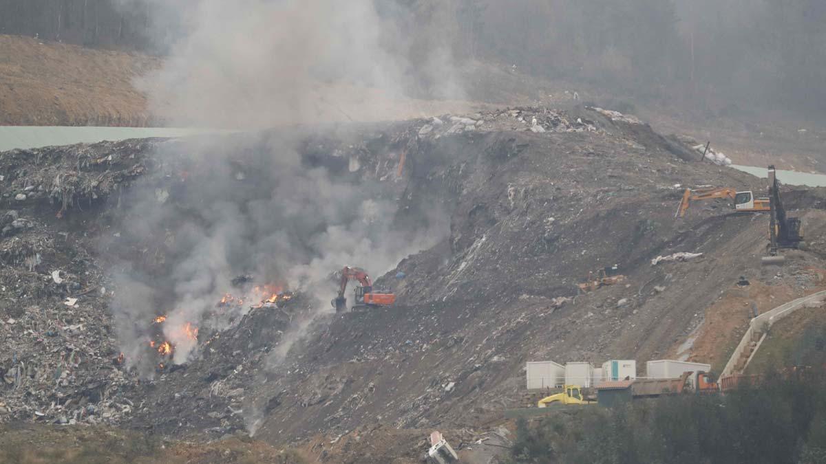 Se reaviva el fuego en el vertedero de Zaldibar.