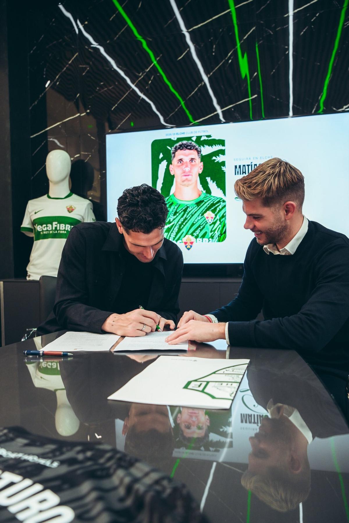 Matías Dituro firma su renovación como jugador del Elche junto a Pedro Schinocca, director general del club.