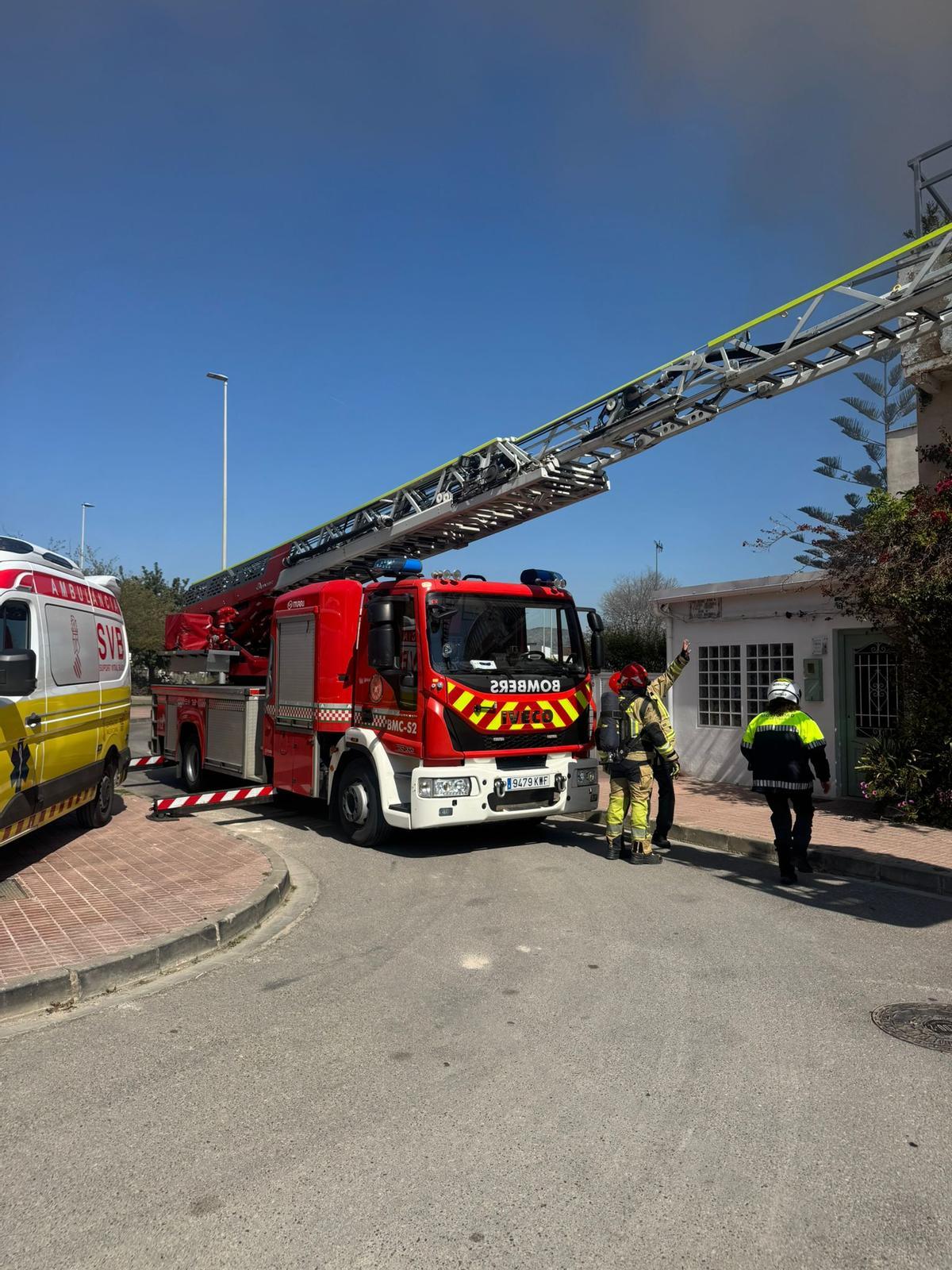 El cuerpo de bomberos de Castelló en plena operación.