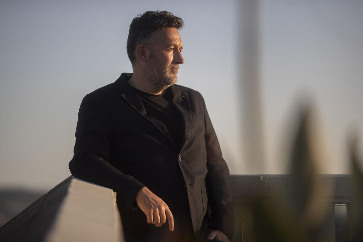 GRAFCAT9049. BARCELONA, 07/02/2024.- Tras el éxito de la 'Trilogía de Illumbe', con más de medio millón de lectores, vuelve el escritor Mikel Santiago a estar de gira con su nueva novela, 'El hijo olvidado', que nace tras preguntarse: "¿Cómo reaccionarías si te incriminaran, si fueras víctima de una trampa?". EFE/Marta Pérez