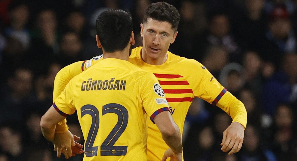Gündogan y Lewandowski celebran el gol del Barça, obra del polaco.