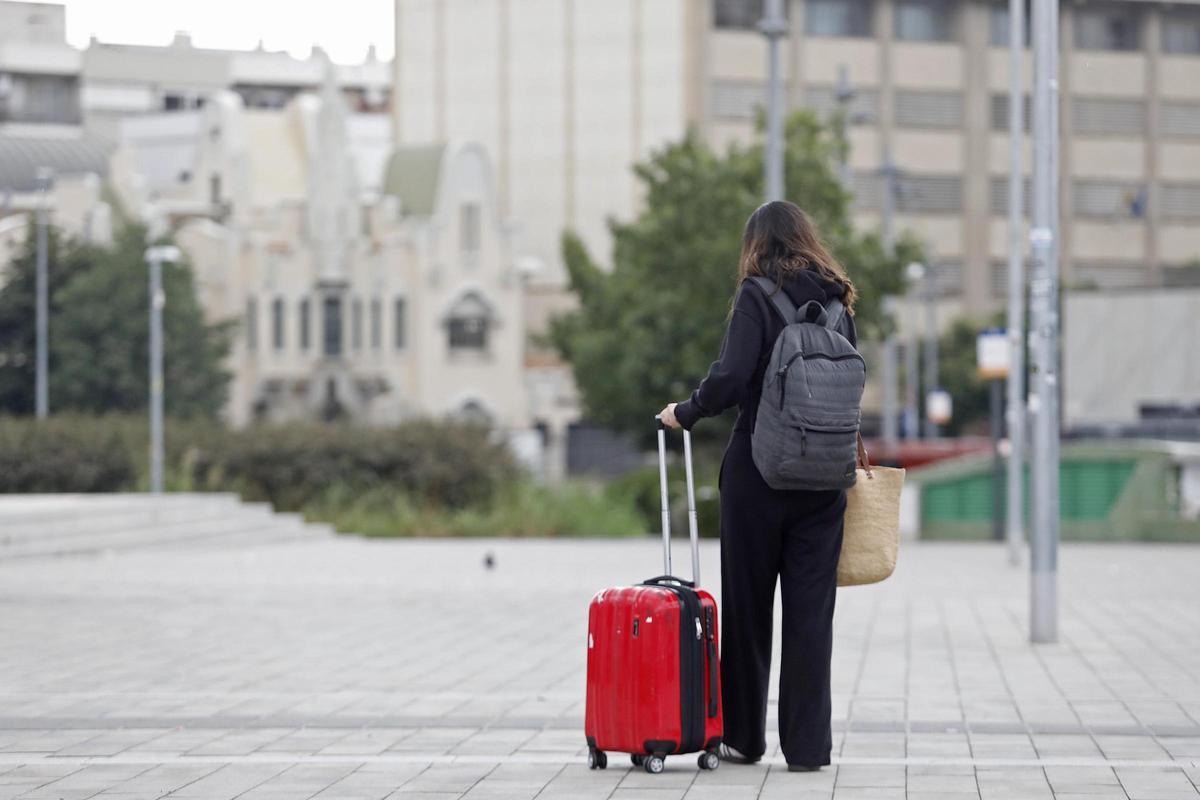 Una turista al centre de Girona, en una imatge d'arxiu.