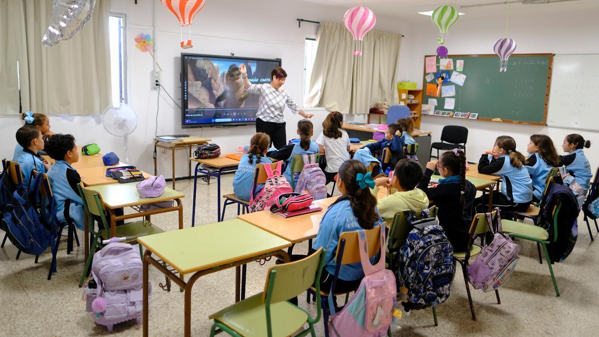 La profesora Ana Delia Miranda da clase en el CEIP Maestro Félix Santana ayudándose de un vídeo realizado con IA.