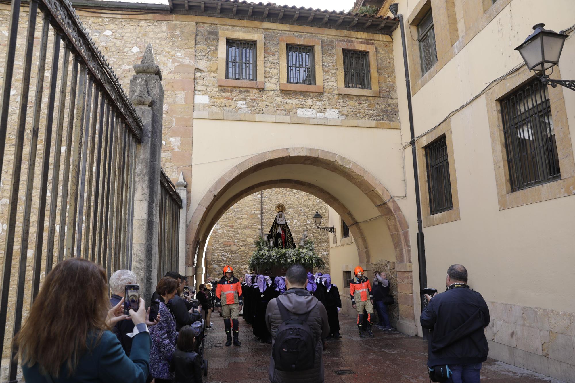 La Dolorosa atraviesa el Oviedo Antiguo: así fue la procesión de la Soledad