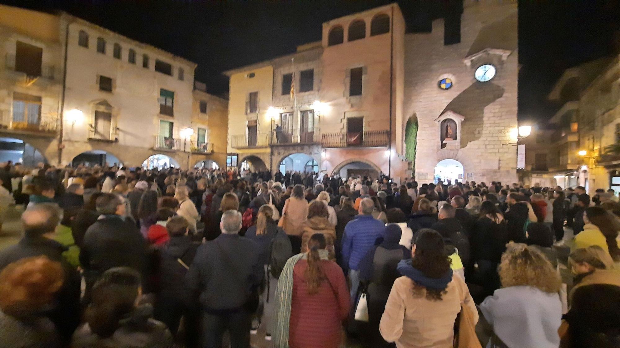 Multitudinària concentració a Torroella per reclamar justícia per la veïna assassinada