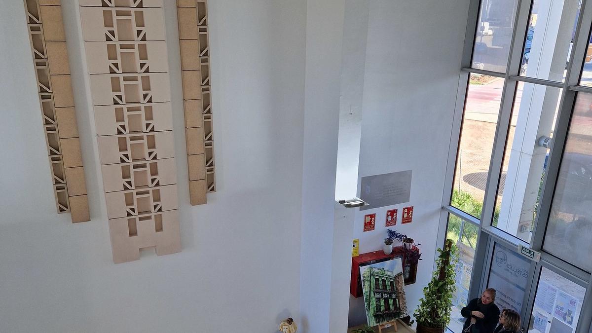 Escultura a la entrada de la Casa de la Cultura de Alboraia.