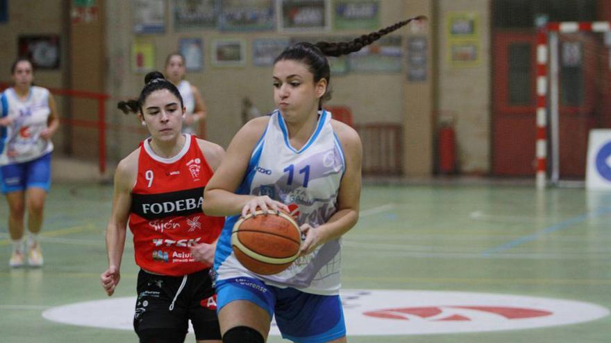 Las ourensanas, haciendo frente al Fodeba en el Vedruna. |  // I. OSORIO