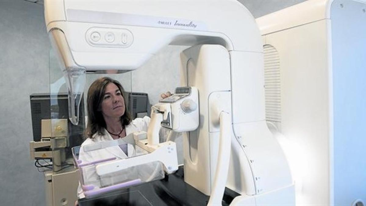 SISTEMA DE EXPLORACIÓN. Sofía Torrubia, especialista del centro médico Cedimma de Barcelona, muestra un tomógrafo digital.