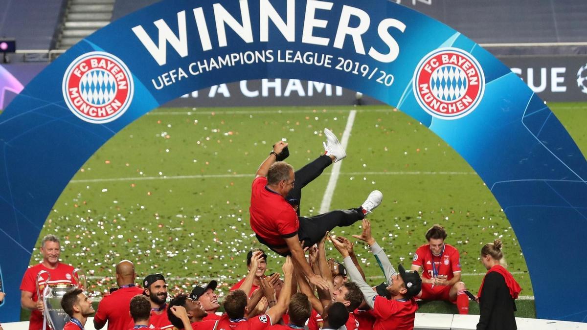 Flick es manteado por los jugadores del Bayern tras la conquista de la Champions en 2020.