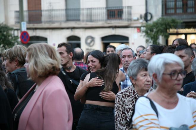 Dolor y rabia en la concentración contra la violencia de género en Alcoy