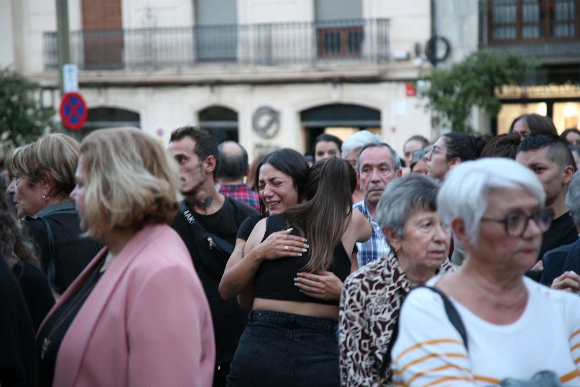 Rabia y dolor en la concentración contra la violencia de género en Alcoy