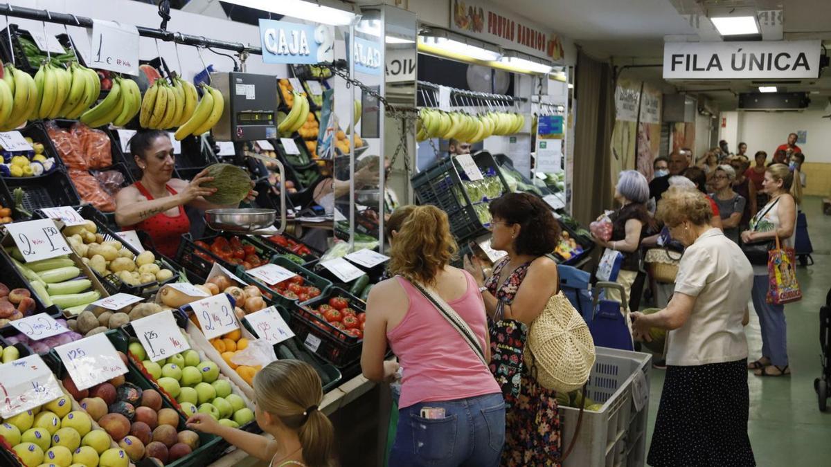 Clientas compran fruta y verdura en un mercado municipal.  | A.J.GONZÁLEZ