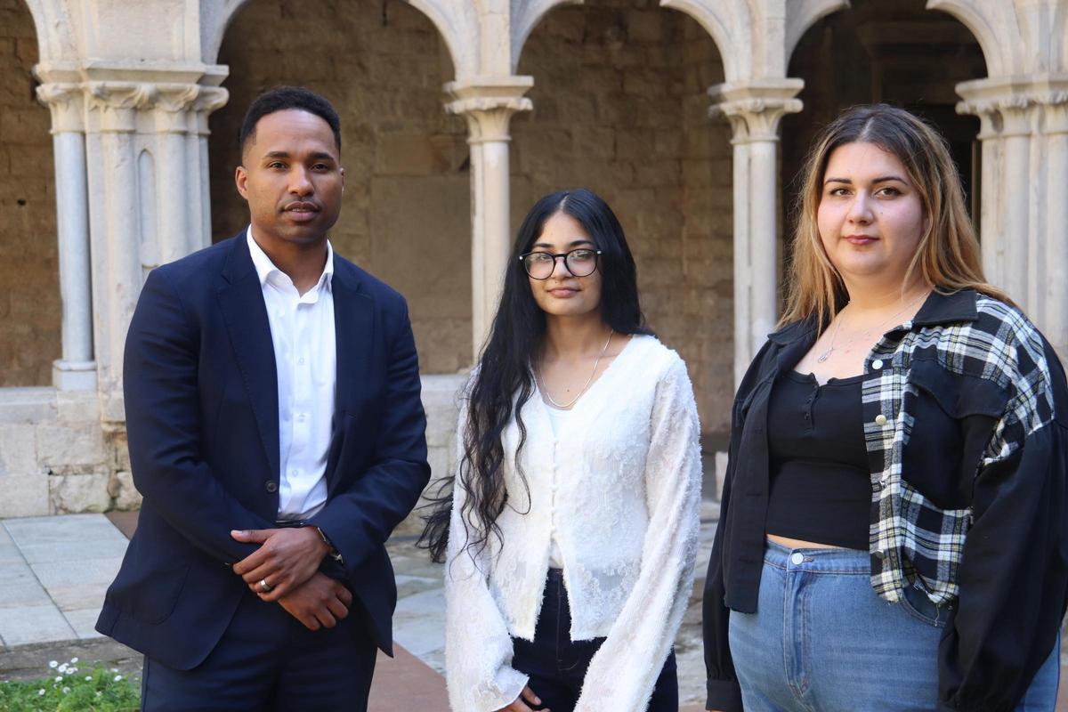 Tres dels mentors del projecte Rossinyol de la UdG, Will Gómez, Manvir Kaur i Cristina Marcosian al claustre de la facultat de Lletres de la universitat