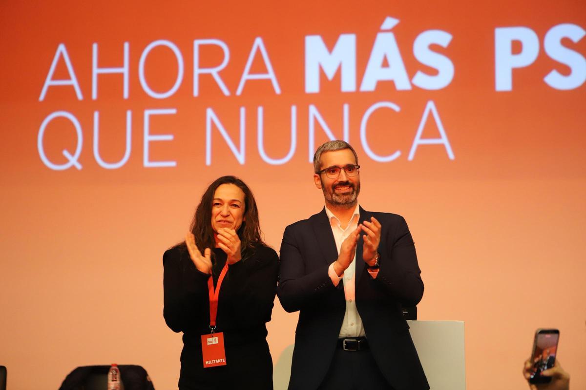 Francisco Lucas e Isabel Casalduero, el pasado viernes durante la asamblea local del partido.