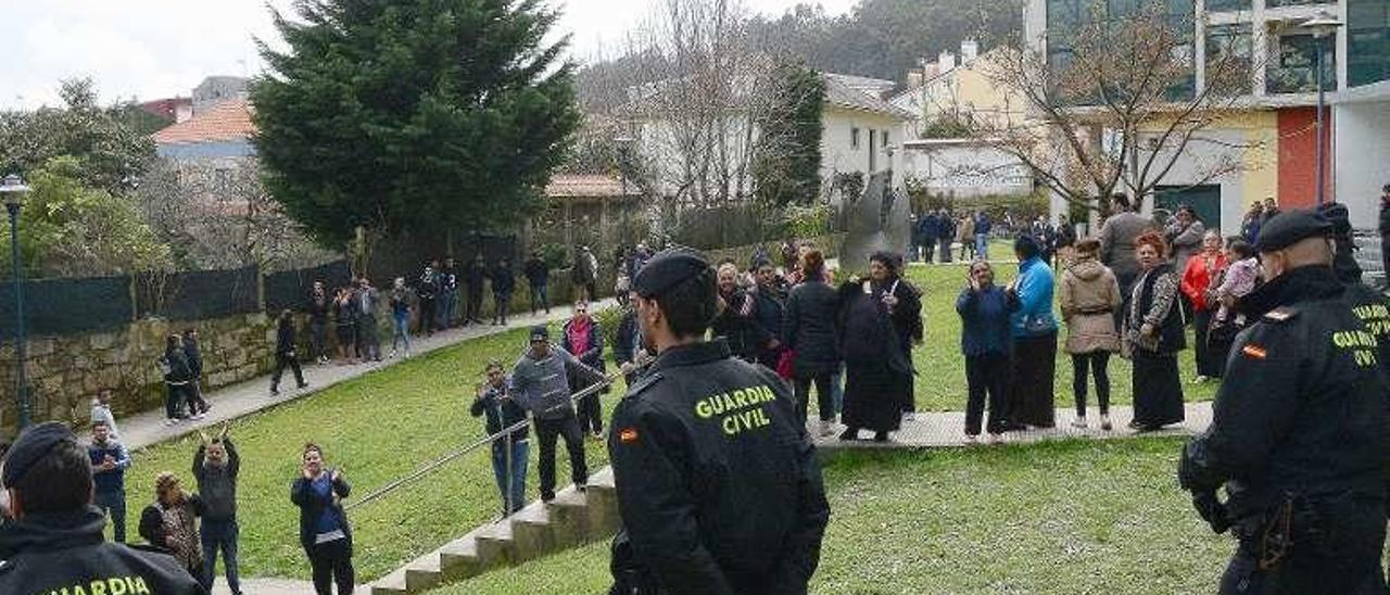 Despliegue ante el juzgado cangués tras las detenciones de abril. // G.N.