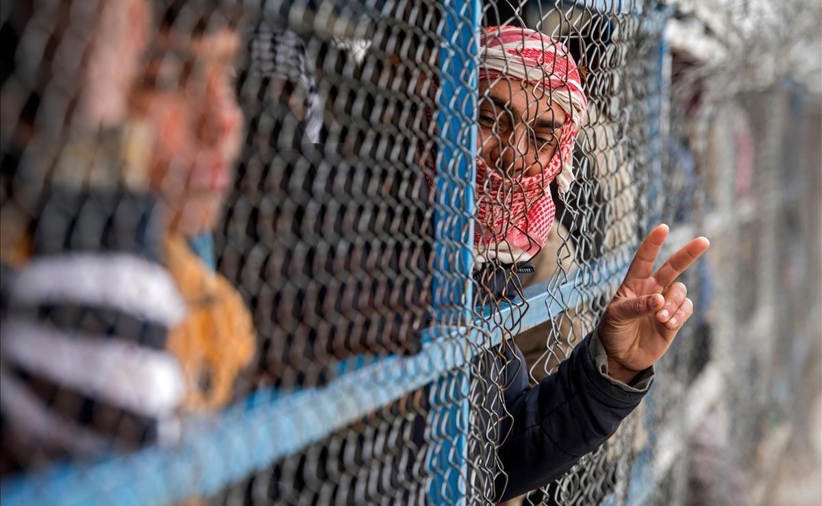 Un hombre sirio desplazado muestra el signo V de la victoria en el campamento de desplazados internos de Al-Hol en la gobernación de Hasashh, en el noreste de Siria.