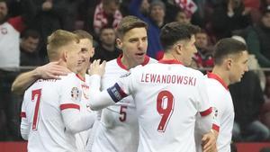 Los jugadores de Polonia, con su capitán lewandowski, celebran el gol de Zielinski que supuso el 2-0.