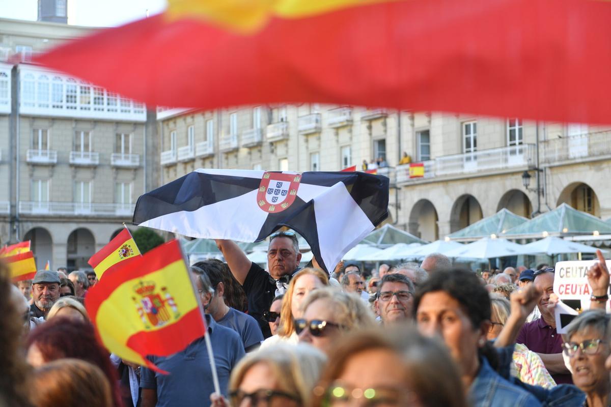Entre los gritos más repetidos en la tarde de este miércoles estuvieron «Ceuta no se vende, Ceuta se defiende», «Ceuta aguanta, España se levanta» e «Invasores, expulsión».
