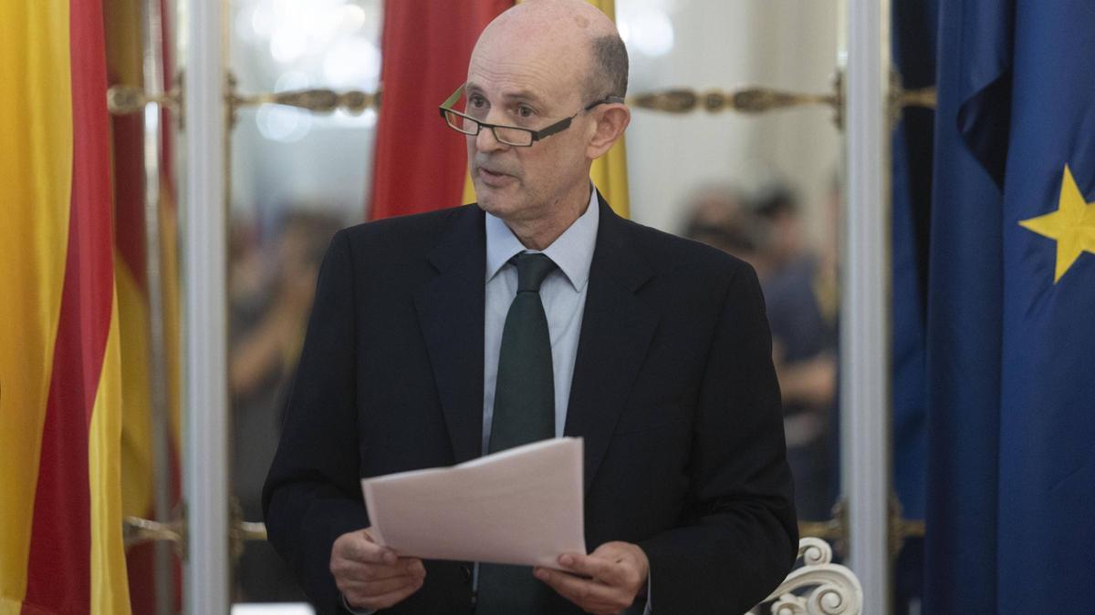 Eduardo Beut lee su discurso en su toma de posesión como director de la Agencia Valenciana Antifraude.