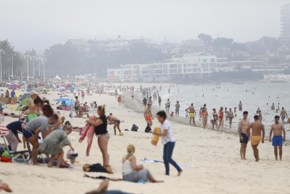 Una repentina nube gris se posó sobre Vigo a primera hora de la tarde con los arenales abarrotados.