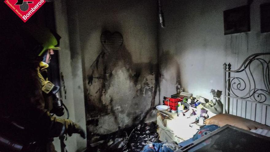Dos heridos por inhalación de humo en el incendio de un piso en Torrevieja