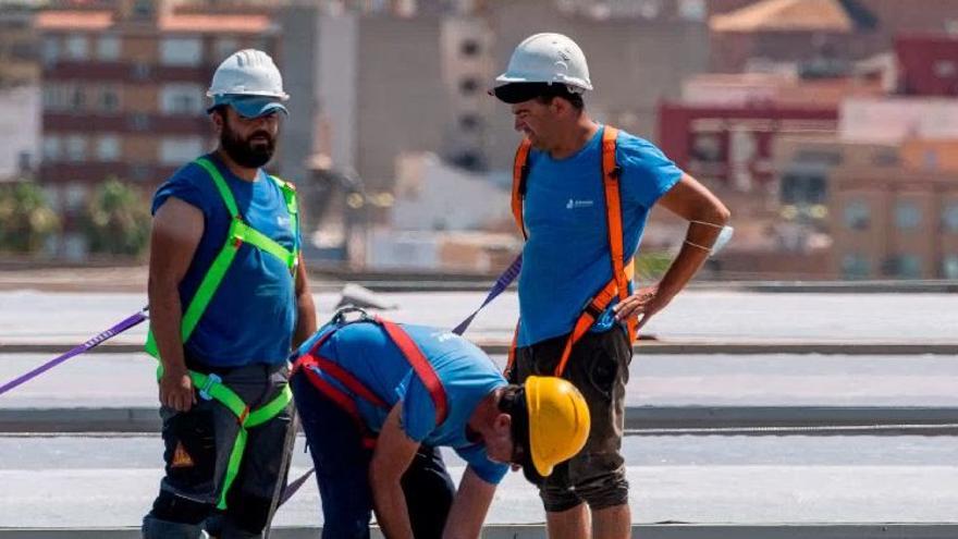 En un primer momento, se coloca la tela para impermeabilizar la cubierta del pabellón del CTD.