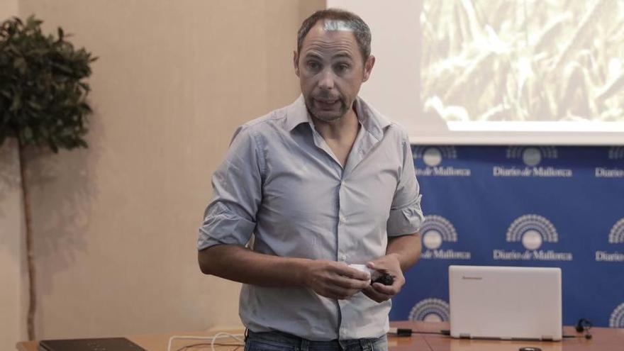 El profesor Jeroni Galmés, durante la conferencia que ayer dio en el club Diario de Mallorca.