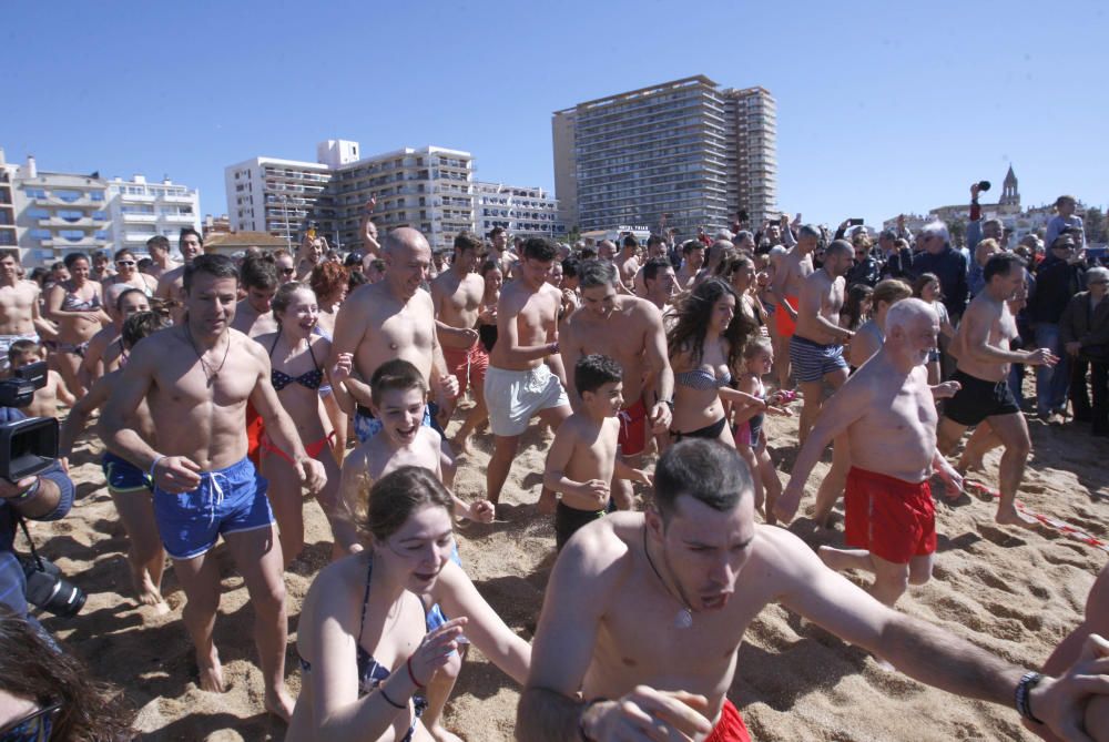 El primer bany de l''any congrega centenars de persones a Palamós