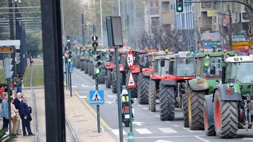 Protesta de los agricultores del Campo de Cartagena en las calles de Murcia para exigir al Ministerio soluciones a la falta de agua.