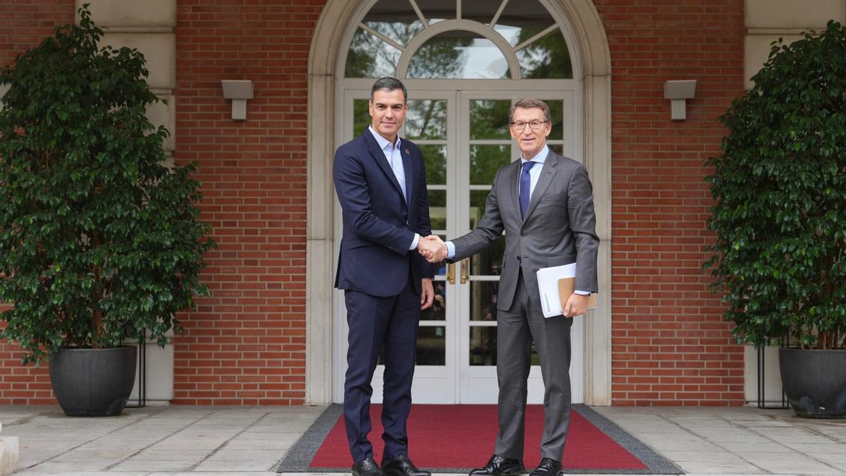 El president del govern espanyol, Pedro Sánchez, amb el líder del PP, Alberto Núñez Feijóo, al Palau de la Moncloa