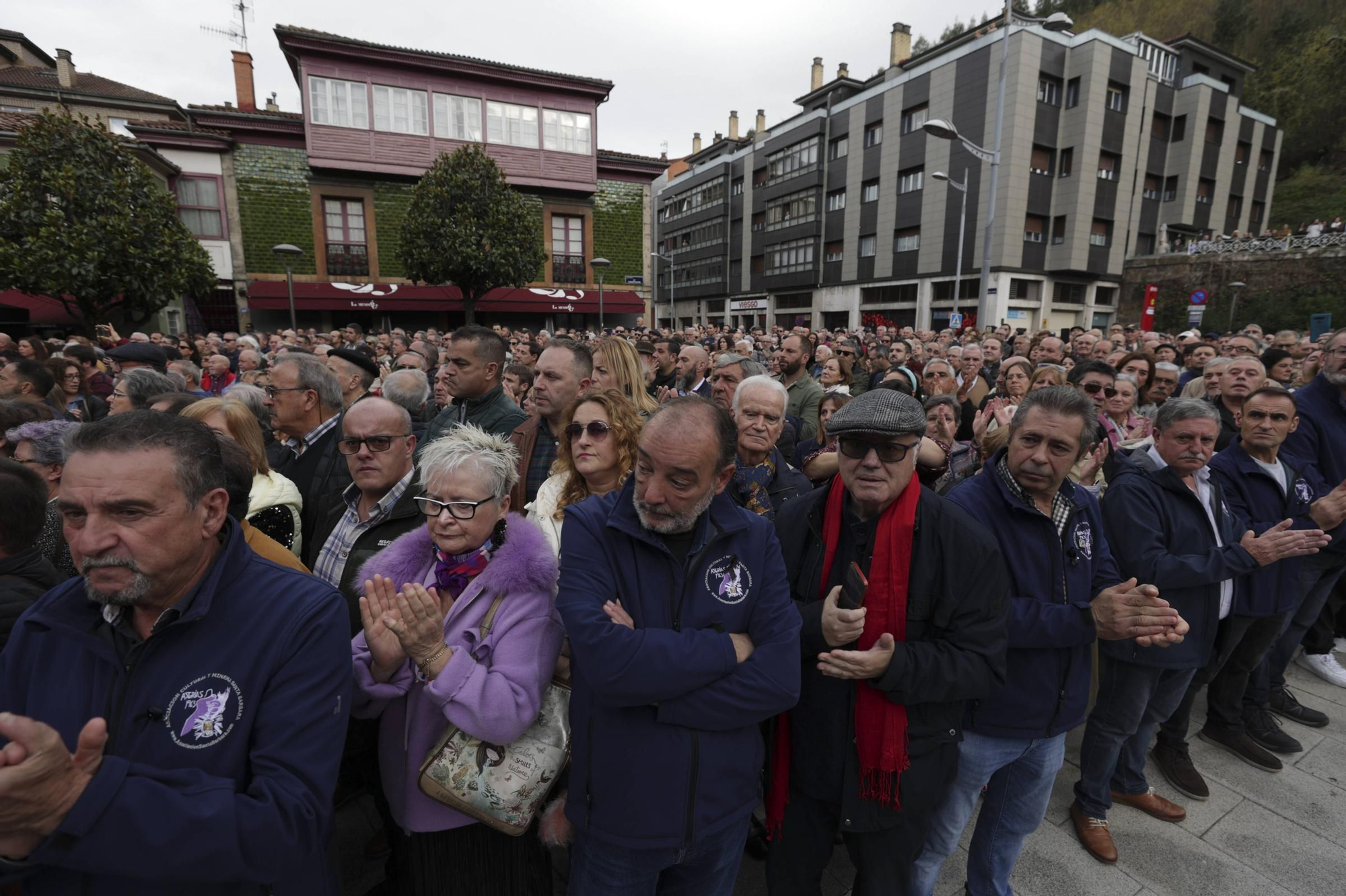 EN IMÁGENES: Mieres se echa a la calle para despedir a su Alcalde, Aníbal Vázquez